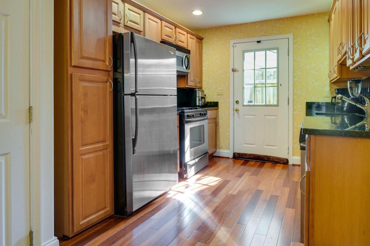 Quaint Townhouse About 1 Mi To Inner Harbor! Holiday home Baltimore
